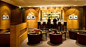 Autostadt Wolfsburg: Gäste sitzen in der "Newman's Bar" im "Ritz-Carlton"