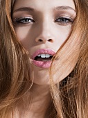Trend-Make-up: Lidschatten hellbraun und sinnlicher Mund, close-up