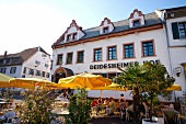 Deutschland, "Deidesheimer Hof", Gäste auf der sommerlichen Terrasse