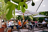 Deutschland, Herxheim, Gäste auf der Terrasse des Restaurants "Zur Krone"