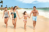 Glückliche Familie, Spaziergang am Strand