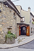 Spanien, Katalonien, Eingang zum "Can Fabes" in Sant Celoni