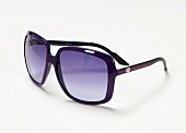 Schwarze Sonnenbrille von Gucci, Gläser violett