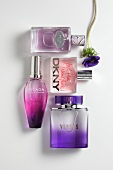 Verschiedene Parfums in violetten Farbtönen