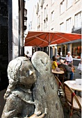 Aachen, Skulptur "Printenmädchen" an der Körbergasse, close-up