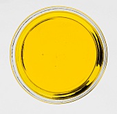 Leinöl in einer Schale, von oben fotografiert