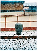 Statue eines Buddha-Kopfs, draußen auf dem Boden