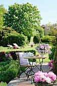 Garten mit Terrasse, Sitzplatz, Klappmöbel auf dem Rasen