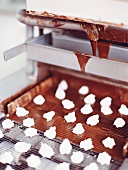 Zuckerbäckerei: Kokosflocken werden mit Schokohaube verziert, Step