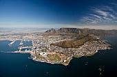 Blick vom Meer auf Kapstadt mit dem Tafelberg und dem Cape Town Stadium