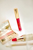 Make-up: Rouge in Zartrose, Lipgloss in Fuchsia, Lippenstift, korallenrot