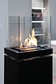 Feuerstelle "High Flame" auf einem Sockel, Flamme hinter Glas