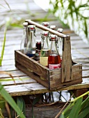 Büfetts, Limonadenflaschen in Flaschenhalter aus Holz