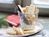 Büfetts, Shortbread Stücke in Glas mit Vanillezucker angeordnet