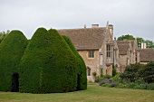Eibenhecke zur Gartenlaube geformt, bei "Great Chalfield Manor"