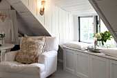 Sessel in weißem Dachgeschoss- Zimmer