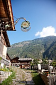 Platz vor dem "Schlosswirt Juval", Blick auf Berge