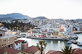 Kreta: Kleinstadt Ágios Nikólaos, Gebirge, Gebäude, Dämmerung