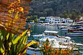 Kreta: Dorf Loutró, Badebucht, Motorboote, Gebäude, sommerlich