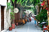 Kreta: Réthimnon, Gasse, Tavernen, Gäste, sommerlich