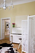 Wohnzimmer im schwedischen Wohnstil, Klavier u Paravent in weiß