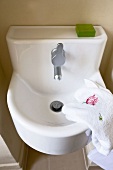 Wohnen im schwedischen Wohnstil Gäste WC, kleines Waschbecken