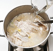 Fisch, Step 5: Fischfond zubereiten, Wasser dazugießen