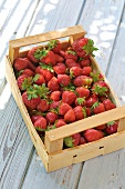 Jahreszeiten-Küche, Obstkiste mit Erdbeeren