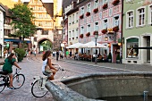 Schwarzwald: Freiburg, Altstadt, Gasse, Brunnen, Menschen, sommerlich