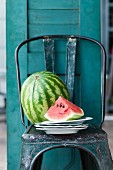 Ganze Wassermelone und Melonenspalte