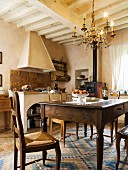 Wohnküche mit altem Eichentisch und Bauernstühlen in einem toskanischen Landhaus