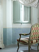 Toskana, Palazzo, Sitzplatz vor einem Fenster