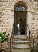 Toskana, Eingang zum Hotel Cavoleto mit Bogenfenster