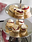 Brit-Style: Scones mit Erdbeer- konfitüre und Clotted Cream