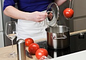 Tomaten in kochendem Wasser abschrecken und enthäuten, Step