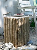 Outdoor-Möbel: Holzblock a. massiven gebleichten Stämmchen als Ablage