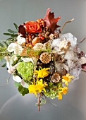 Blumengesteck als Symbol der vier Jahreszeiten, close-up