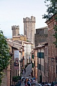 Italien, Toskana, Die Türme der Fortezza überragen Montalcino