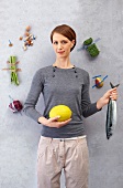 Ernährungs-Check: Frau hält Melone und Fisch in den Händen
