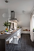 moderne, helle Küche: Arbeitsplatte 