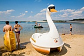 Sachsen: Geierswalder See, Menschen baden, Boote, sommerlich