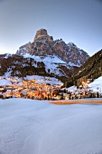 Südtirol, Blick auf Corvara mit dem Sassongher, Alta Badia, Dolomiten