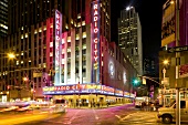 New York: Radio City Music Hall, Fassade, abends, Lichter, unscharf