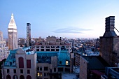 New York: Ausblick auf  Hochhäuser von Manhatten bei Dämmerung