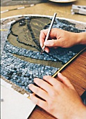 Mosaik-Handwerk, Mosaik-Steine Setzen der Steine