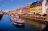 Buntes Treiben am Nyhavn in Kopenhagen, Ausflugsboot
