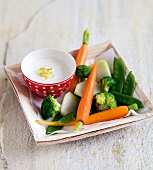 Jahreszeiten-Küche, Gemüse- platte mit Zitronensauce