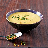 Jahreszeiten-Küche, Kürbis- suppe mit Orangen-Gremolata