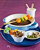 Jahreszeiten-Küche, Schoko- fondue mit Früchten und Kokosflocken