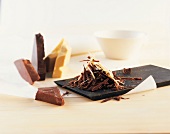 Schokolade, eine Tafel Schokolade, mehrere Stücke + Raspel